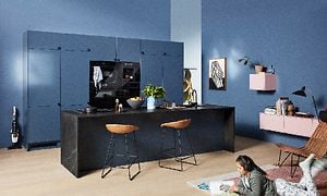 Epoq Trend Blue Gray - Blått kjøkken med sort kjøkkenøy med barkrakker
