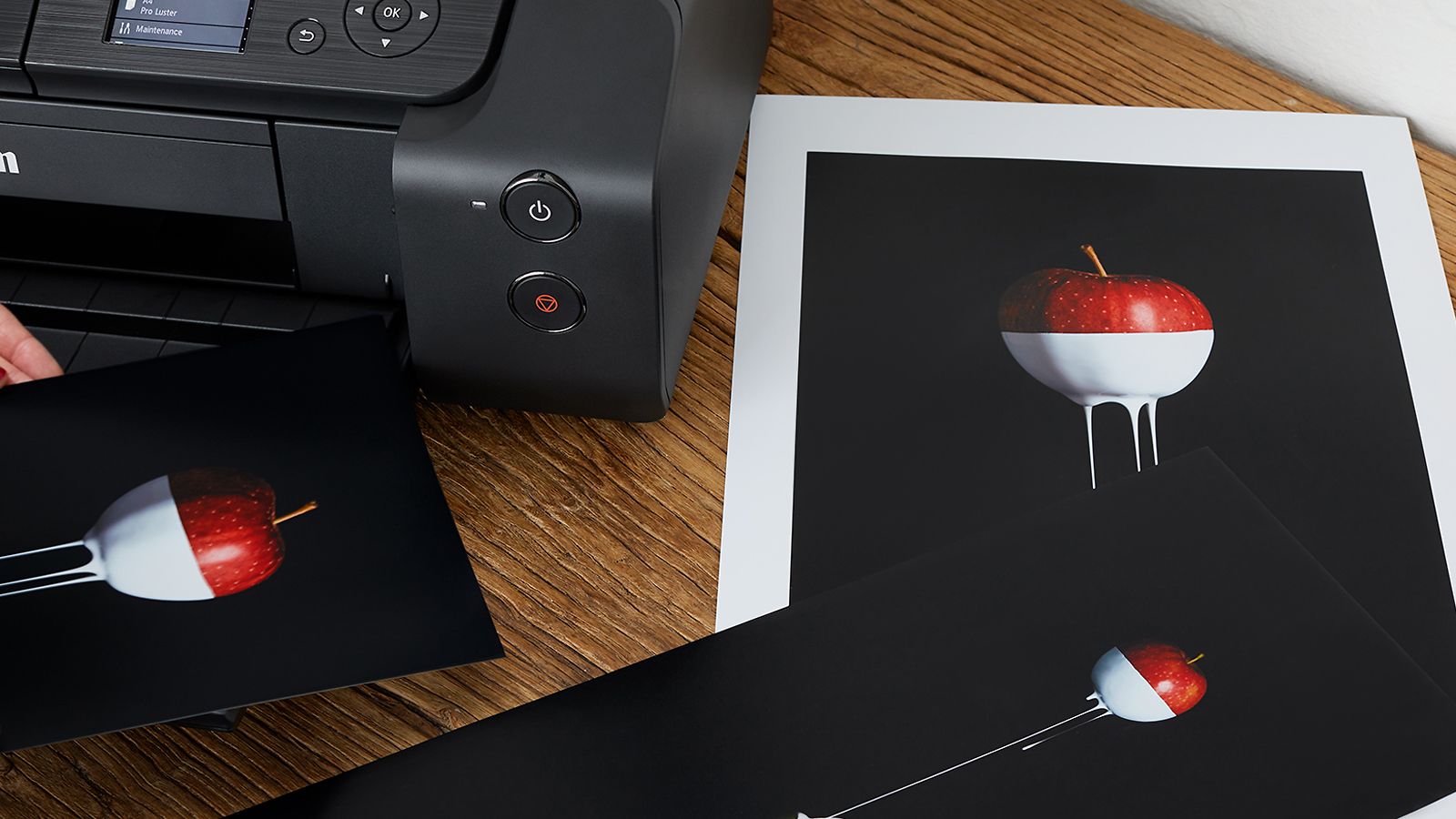 tre fargeprint ved siden av Canon Pixma-printer