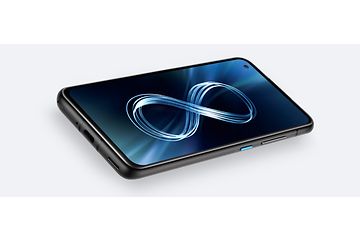 Zenfone 8 liggende på hvitt underlag