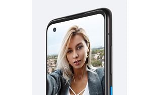 Zenfone 8 sett forifra med et bilde av en kvinne som selfie på skjermen