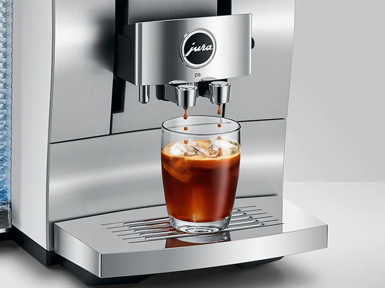 nærbilde av en Jura kaffemaskin som lager en iskaffe