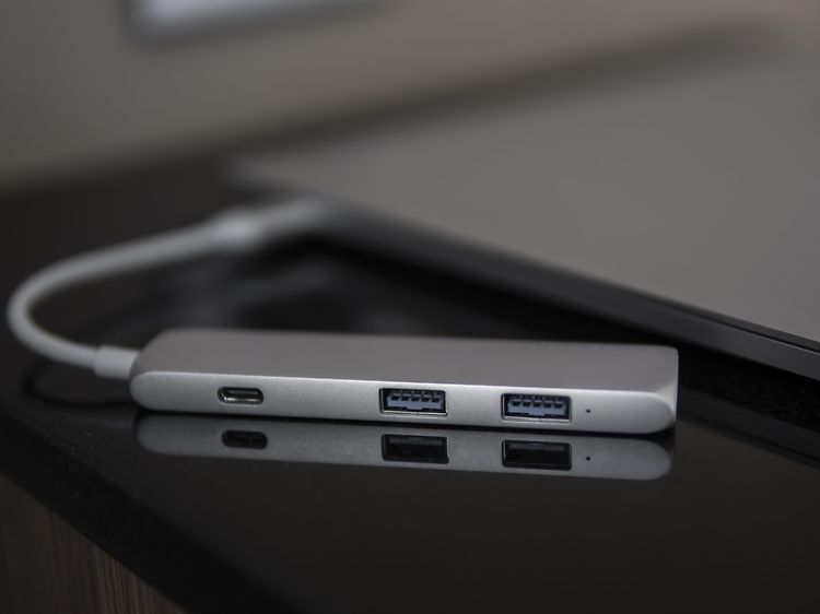 USB-docking ved siden av en laptop