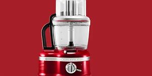 rød foodprosessor fra KitchenAid på rød bakgrunn