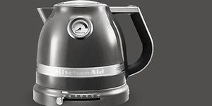 sort vannkoker fra KitchenAid mot svart bakgrunn