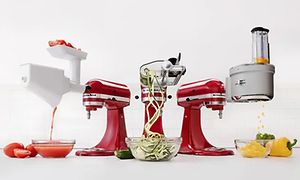 Tre røde kjøkkenmaskiner fra KitchenAid demonstrerer ulikt tilbehør