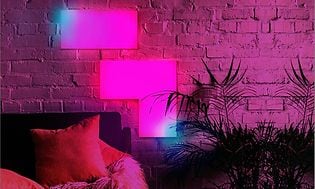 LIFX Tile med rosa og blått lys på en vegg i en stue