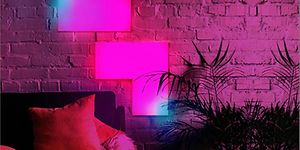 LIFX Tile med rosa og blått lys på en vegg i en stue