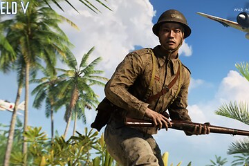 Battlefield V - soldat som beveger seg mellom palmer med et fly som flyr i bakgrunnen