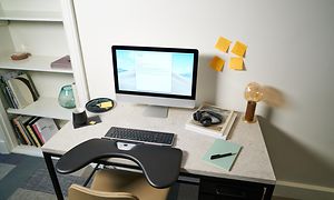 Skrivebord med skjerm, tastatur og Roller Mouse