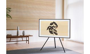 The Frame TV på stativ i et modernistisk innredet rom
