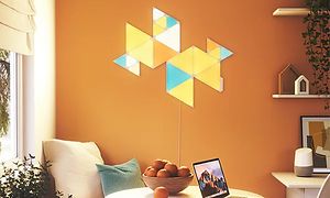 Gul blå og oransje Nanoleaf i et oransje rom