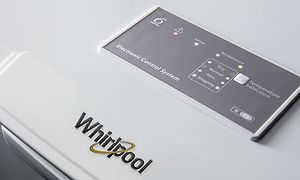 Nærbilde av toppen på en Whirlpool-fryser og kontrollpanelet