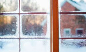 Et vindu med frost i hjørnene
