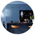 Rundt bilde av et blått kjøkken med barkrakker
