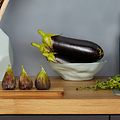 Benkeplate i heltre med fiken og aubergine oppå