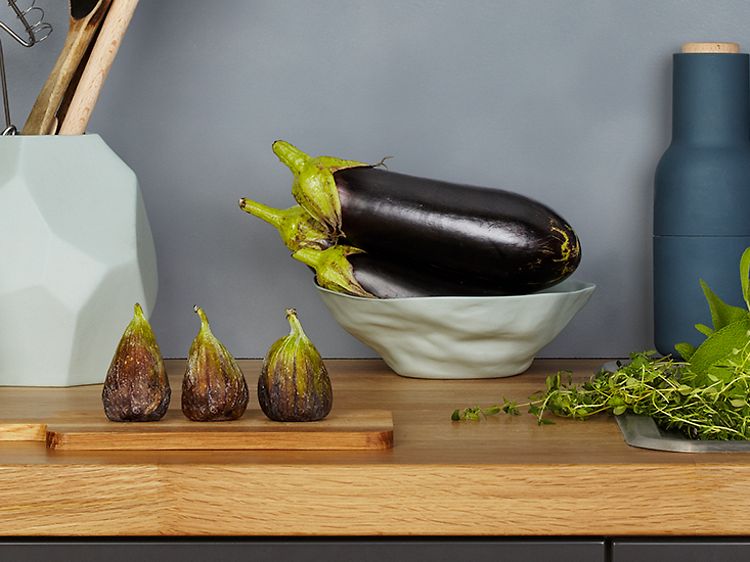 Benkeplate i heltre med fiken og aubergine oppå