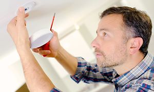 Mann installerer Airthings WavePlus detektor