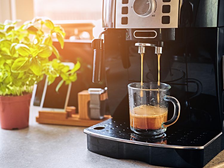 Kaffemaskin på en benk med en kopp espresso