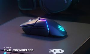 Nærbilde av SteelSeries Rival 650 trådløs på en musematte