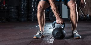 En mann trener med en kettlebell