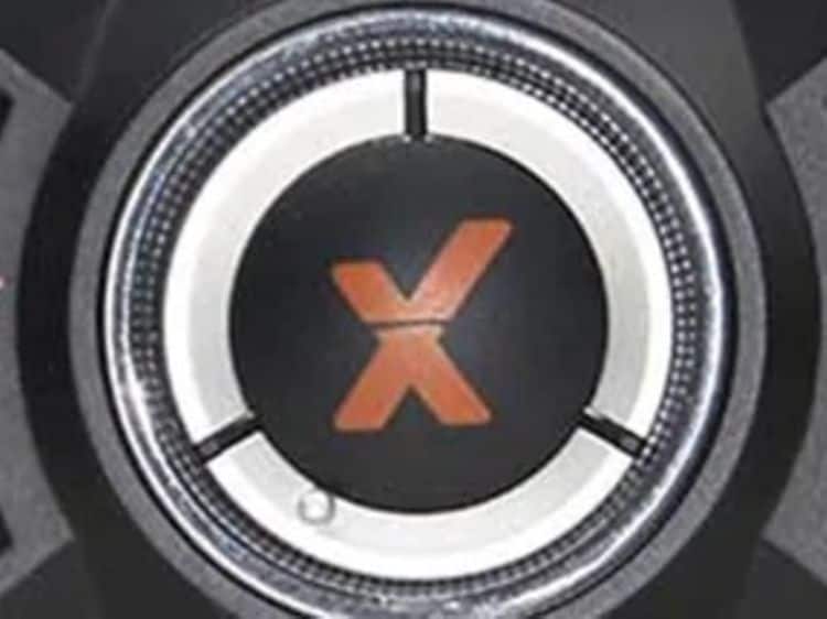 Nærbilde av et kontrollpanel på en X Rocker gaming-stol