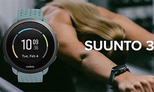Suunto 3 med en kvinne som trener på et treningssenter i bakgrunnen