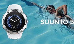 Suunto 5 med person som svømmer i svømmebasseng i bakgrunnen