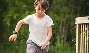 Løpende gutt med en Xplora X5 smartklokke
