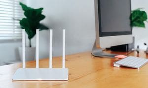 Modern Wi-Fi router på et arbeidsbord på hjemmekontoret