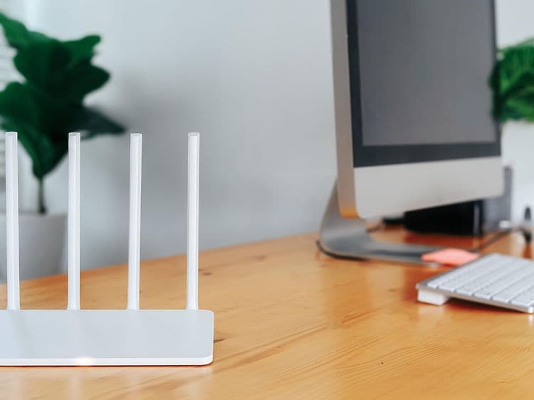 Modern Wi-Fi router på et arbeidsbord på hjemmekontoret