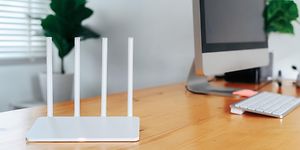 Modern Wi-Fi router på et arbeidsbord på hjemmekontoret
