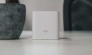 Jensen Omni Lite mesh router på et bord