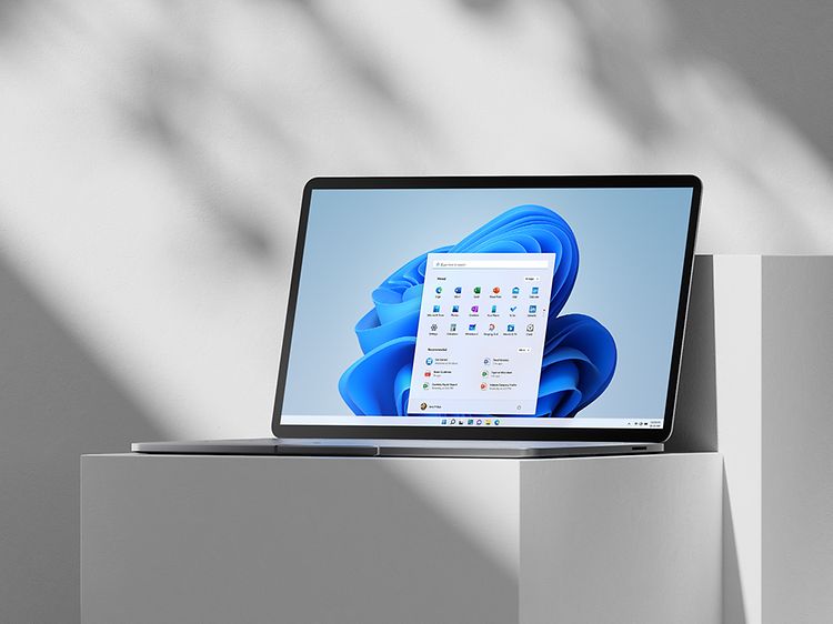 Datamaskin med Windows 11 på en sokkel