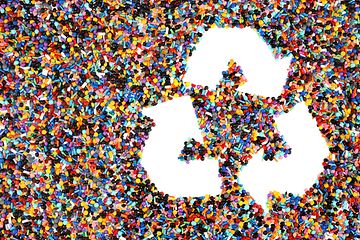 Plastikkbiter som omkranser en resirkuleringslogo