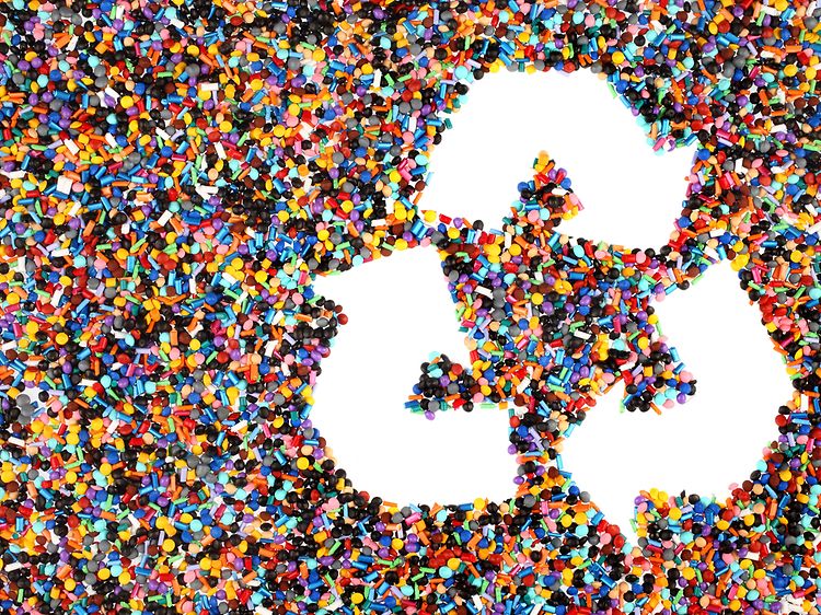 Plastikkbiter som omkranser en resirkuleringslogo