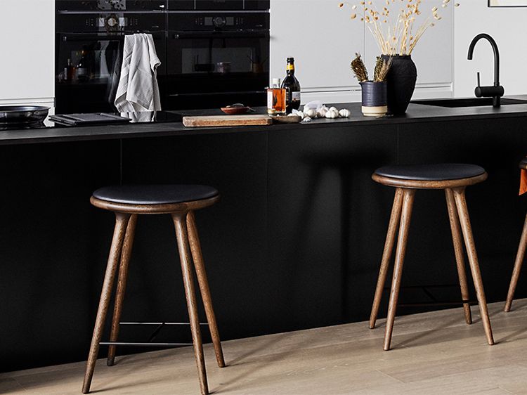 Kjøkkenøy med sort dekton benkeplate