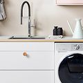Linoleum - Hvitt kjøkken med grå benkeplate