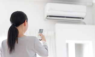 En kvinne som slår på en aircondition