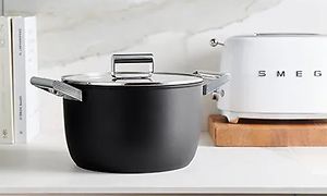 Svart Smeg-kjele og hvit Smeg brødrister på en kjøkkenbenk