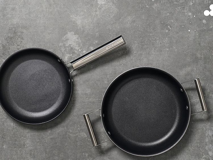 To Smeg stekepanner sett ovenfra