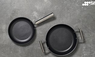 To Smeg stekepanner sett ovenfra