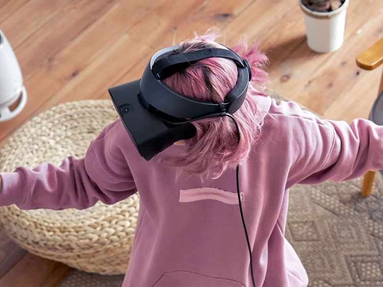 Kvinne som spiller VR i en stue