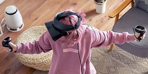 Kvinne som spiller VR i en stue