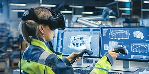 Kvinne på et kontor som bruker VR