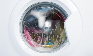 Bilde inn i en vaskemaskin med klær