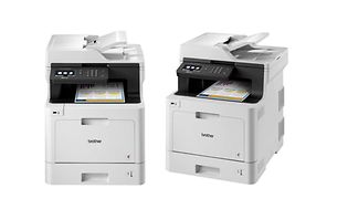 to Brother MFCL8690CDW-printere ved siden av hverandre