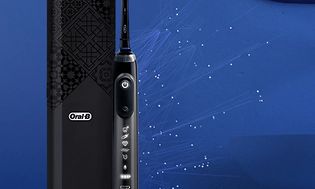 Oral-B Genius X svart elektrisk tannbørste med reisefutteral