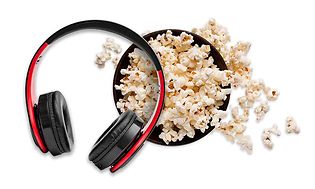 Hodetelefoner og en bolle med popcorn