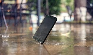En mobiltelefon som faller i bakken