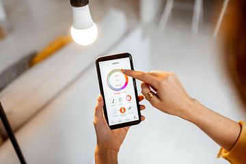 En person som styrer belysning fra en app